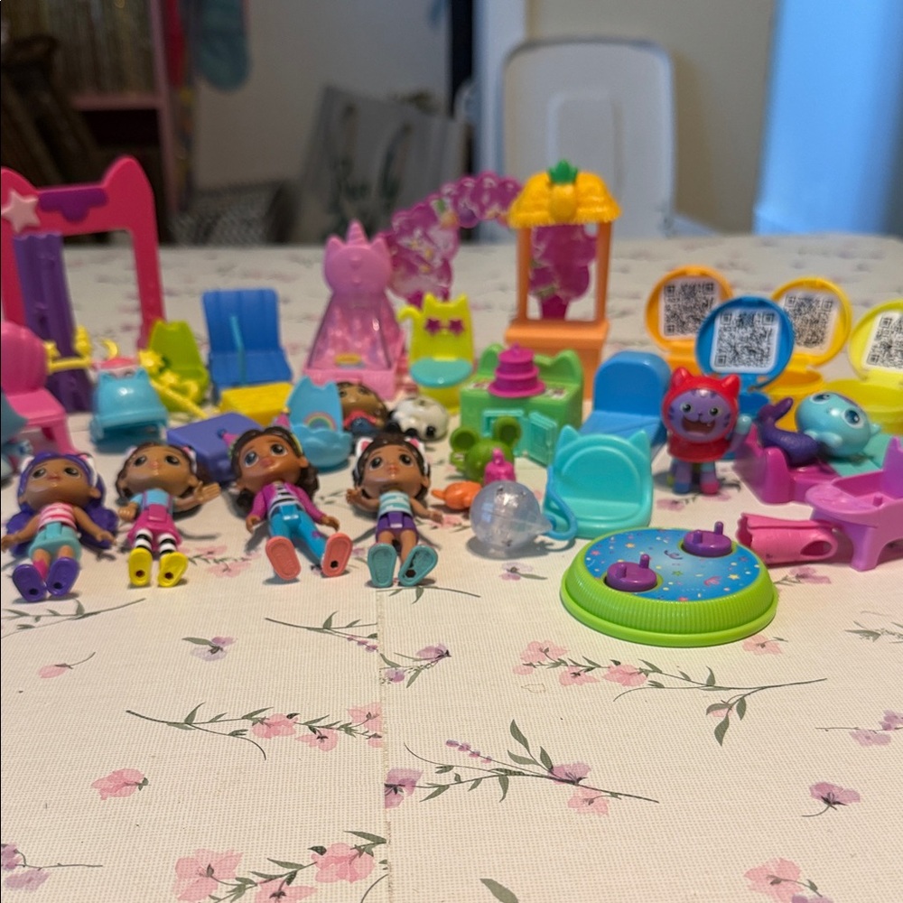 Source Unknown Pink Blue Green Mini Dolls & Accessories Set
